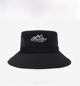 Détail d'un chapeau de soleil noir avec mesh respirant et logo brodé de sport