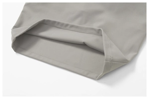 Détail de l'ourlet à double couture sur un haut de sport gris à séchage rapide