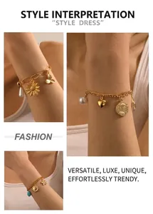 Vue détaillée des bracelets à breloques dorés avec marguerites, perles et motifs cœur
