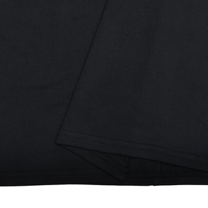 Gros plan sur le tissu en maille noire montrant la texture fine et les coutures doubles