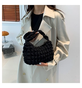 Détail du sac à main noir en tissu texturé à bulles avec relief 3D élégant