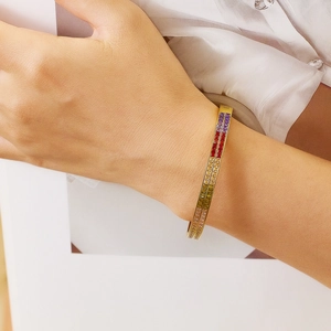 Elegante bracciale in acciaio inossidabile placcato oro 18k con zirconi color arcobaleno