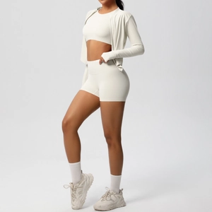 Completo yoga avorio 3 pezzi con giacca a zip, reggiseno sportivo e pantaloncini slim