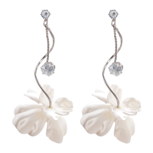 Boucles d'oreilles longues en argent avec fleurs blanches et zircons brillants de luxe