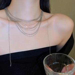 Dettaglio della collana a più strati d'argento con effetto nappa stratificata sul collo