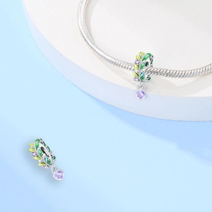 Charm Albero della Vita in argento con smalto verde e gemma viola su bracciale snake