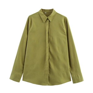 Detailed view of olive green linen shirt featuring a turn-down collar and hidden buttons