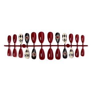 Faux ongles amande avec motifs de cœur rouge et design rétro à losanges noir et blanc