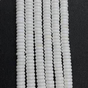 Macro-opname van witte platte ronde kralen met een matte afwerking voor DIY-sieraden