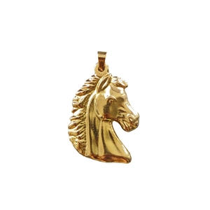 Collier avec pendentif tête de cheval 3D en acier inoxydable doré sur fond blanc