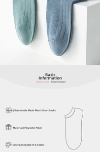 Détail de chaussettes homme bleu clair respirantes montrant la texture du tissu