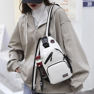 Sac de poitrine blanc en nylon imperméable avec poche latérale en filet pour bouteilles
