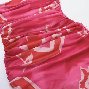 Détail d'une robe en tulle rose avec des fronces délicates et des volants légers