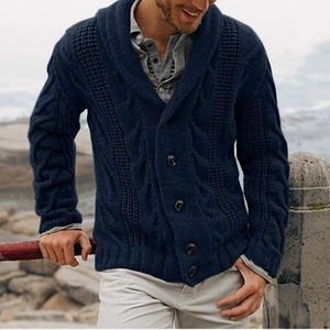 Marineblauer Herren-Grobstrick-Cardigan mit Reverskragen und klassischem Zopfmuster