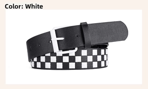 Détail de la ceinture punk en cuir blanc avec clous carrés et boucle à ardillon