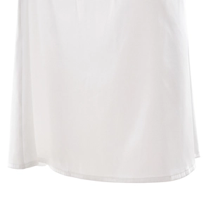 Gros plan sur la texture du tissu en satin blanc et les détails de couture sur l'ourlet du vêtement