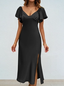 Détail d'une robe élégante en satin noir avec col en V, manches volantées et fente latérale
