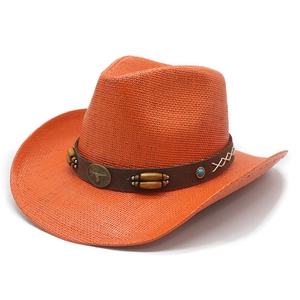 Dettaglio cappello cowboy arancione con perla turchese e fascia in cuoio con emblema