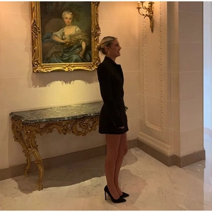 Robe blazer noire élégante à taille haute présentée de profil sur un mannequin