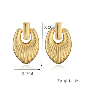 Vista dettagliata degli orecchini a cuore placcati oro 18K con dimensioni 3,2cm per 2,2cm