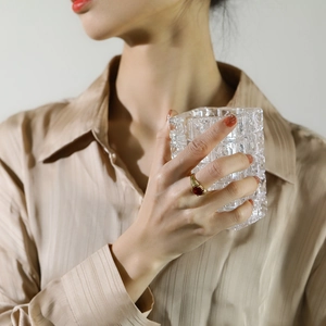 Bague élégante en acier inoxydable plaqué or 18k avec pierre ovale rouge et anneau texturé