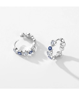 Dettaglio di orecchini a cerchio in argento S925 con zircone a cuore e occhio smaltato