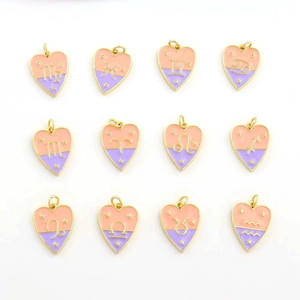 Detalle de 12 colgantes de corazón zodiacal con esmalte rosa y acabado en oro de 18K