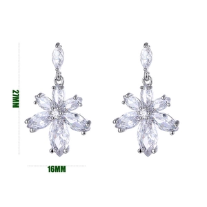 Détail de boucles d'oreilles fleur en argent avec zircon et dimensions de 27mm sur 16mm