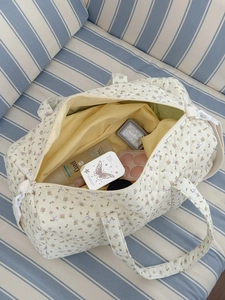 Borsa da viaggio trapuntata a fiori con fiocchi e fodera interna spaziosa