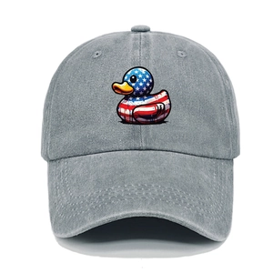 Détail de la broderie de canard avec motif drapeau américain sur casquette grise délavée