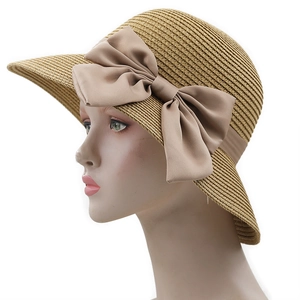 Elegante cappello di paglia con grande fiocco in raso per spiaggia e protezione solare