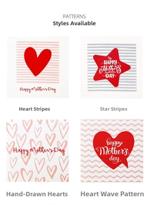 Selezione di quattro design unici di biglietti per la mamma con cuori e stelle rosse