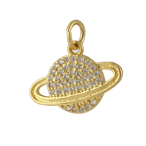 Détail d'un pendentif planète Saturne dorée serti de pierres de zircone blanches