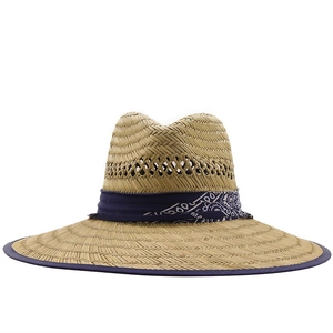 Dettaglio di un cappello di paglia con fascia paisley blu e bordo in tessuto blu rinforzato