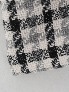 Macro dettagliata del tessuto tweed bianco e nero con filo metallico argentato
