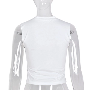 Vista posterior de un top corto blanco sin mangas que muestra el corte entallado en maniquí