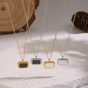 Colliers rectangulaires minimalistes en or et argent avec des pendentifs noirs et blancs