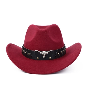 Chapeau de cowboy en feutre rouge avec bande en cuir noir et emblème tête de taureau