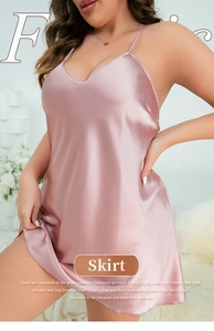 Dettaglio di camicia da notte in raso rosa con spalline sottili e scollatura a V setosa