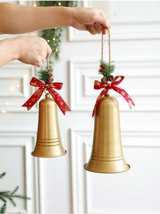 Détails de cloches de Noël dorées avec rubans à flocons et décorations de pomme de pin