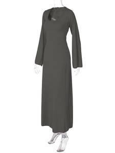 Dettaglio dell'abito grigio scuro in maglia a maniche lunghe con texture a coste e scollo a U