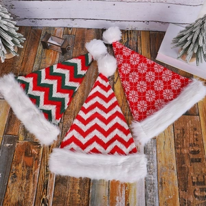 Détail de bonnets de Noël en tricot avec motifs de flocons et bordure en fausse fourrure