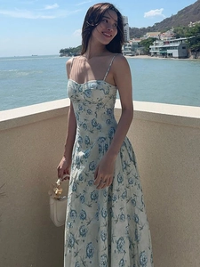 Robe d'été ajustée à fleurs avec fines bretelles et style vacances en bord de mer