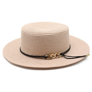 Détail du chapeau de paille avec ruban en cuir noir et boucle à maillons de chaîne dorée