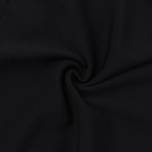 Gros plan sur le tissu en dentelle noire montrant la texture détaillée et le drapé doux