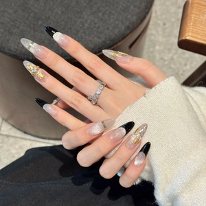 Unghie finte stiletto nere French di lusso con foglia d'oro, glitter argento e strass