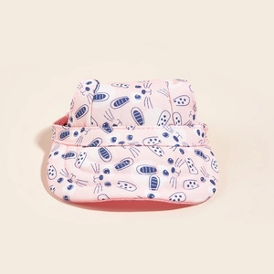 Dettaglio del cappellino da baseball rosa per cani con stampa di animali e fori
