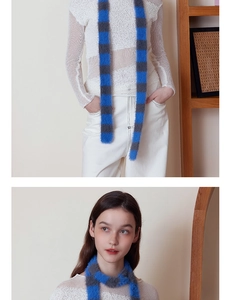 Nahaufnahme des blau-grau gestreiften flauschigen Strickschals mit Pelztextur