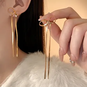 Boucles d'oreilles nœud dorées avec longues franges en chaîne serpent pour femmes