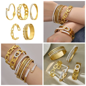 Nahaufnahme eines 5-teiligen vergoldeten Edelstahl-Armband-Sets mit Zirkonia-Steinen